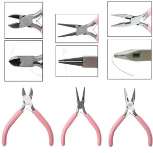 Bases para pulseras y anillos - Acero inoxidable para mostacillas Pinzas de precisión para bisutería - Herramientas para trabajar mostacillas Agujas para bisutería - Para trabajar con mostacillas y cuentas pequeñas Cortadores de alambre para bisutería - Herramientas para trabajar mostacillas Hilo para mostacillas y cuentas pequeñas - Resistente y duradero Cierres magnéticos para pulseras de mostacillas - Pack 10 unidades Alambre fino para trabajar mostacillas - 0.4 mm de grosor Set de herramientas básicas para trabajar con mostacillas - Incluye pinzas y agujas Caja organizadora para mostacillas y cuentas - Ideal para almacenaje y orden