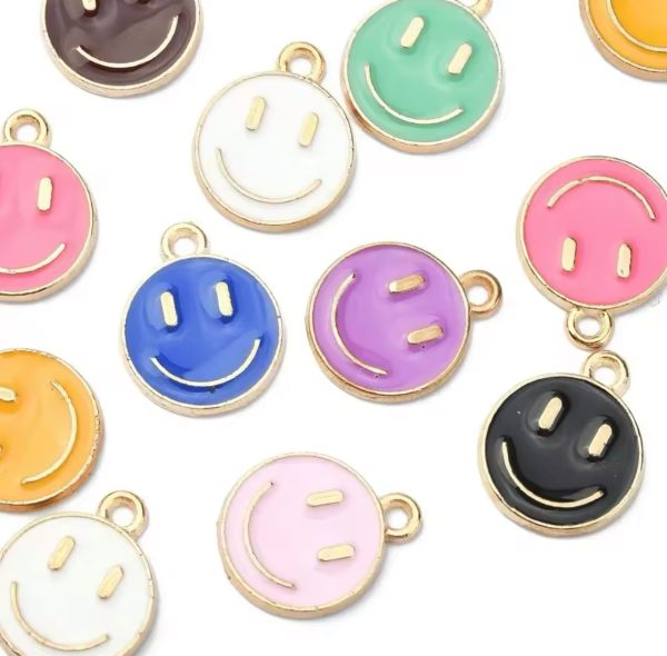 Dije Carita Feliz Esmaltado Zamak (Blanco, Rosa, Amarillo, Salmón, Rojo, Celeste, Verde, Negro) - 1.5cm