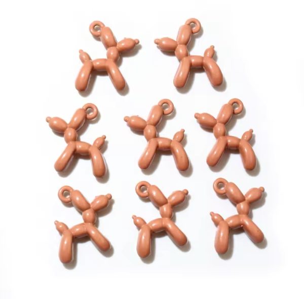 Dije de perro globo esmaltado en colores vibrantes, fabricado en zamak, ideal para bisutería personalizada