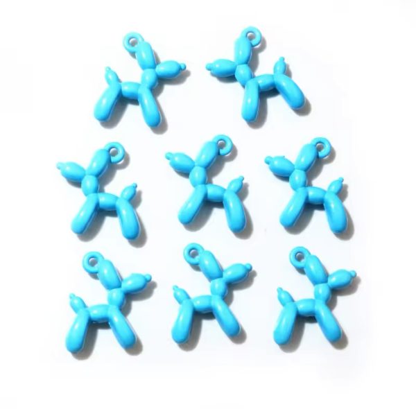 Dije de perro globo esmaltado en colores vibrantes, fabricado en zamak, ideal para bisutería personalizada