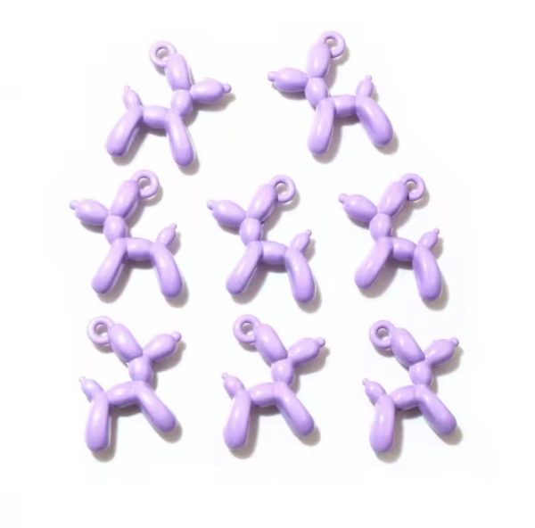 Dije de perro globo esmaltado en colores vibrantes, fabricado en zamak, ideal para bisutería personalizada