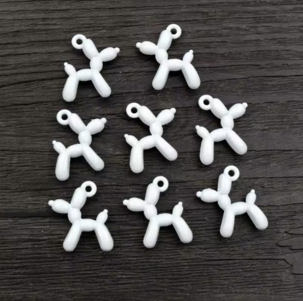 Dije de perro globo esmaltado en colores vibrantes, fabricado en zamak, ideal para bisutería personalizada