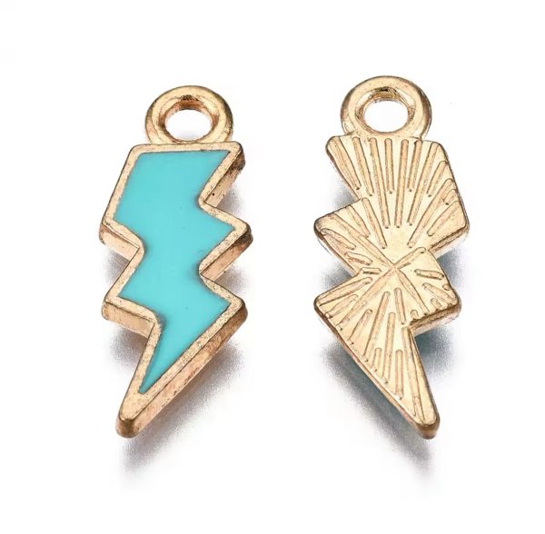 Dije de rayito esmaltado utilizado en pulsera de bisutería artesanal, diseño único y moderno - OMG Club de Bisutería